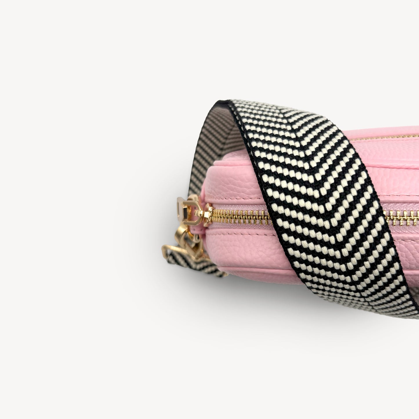 Correa elegante en negro y blanco con diseño chevron