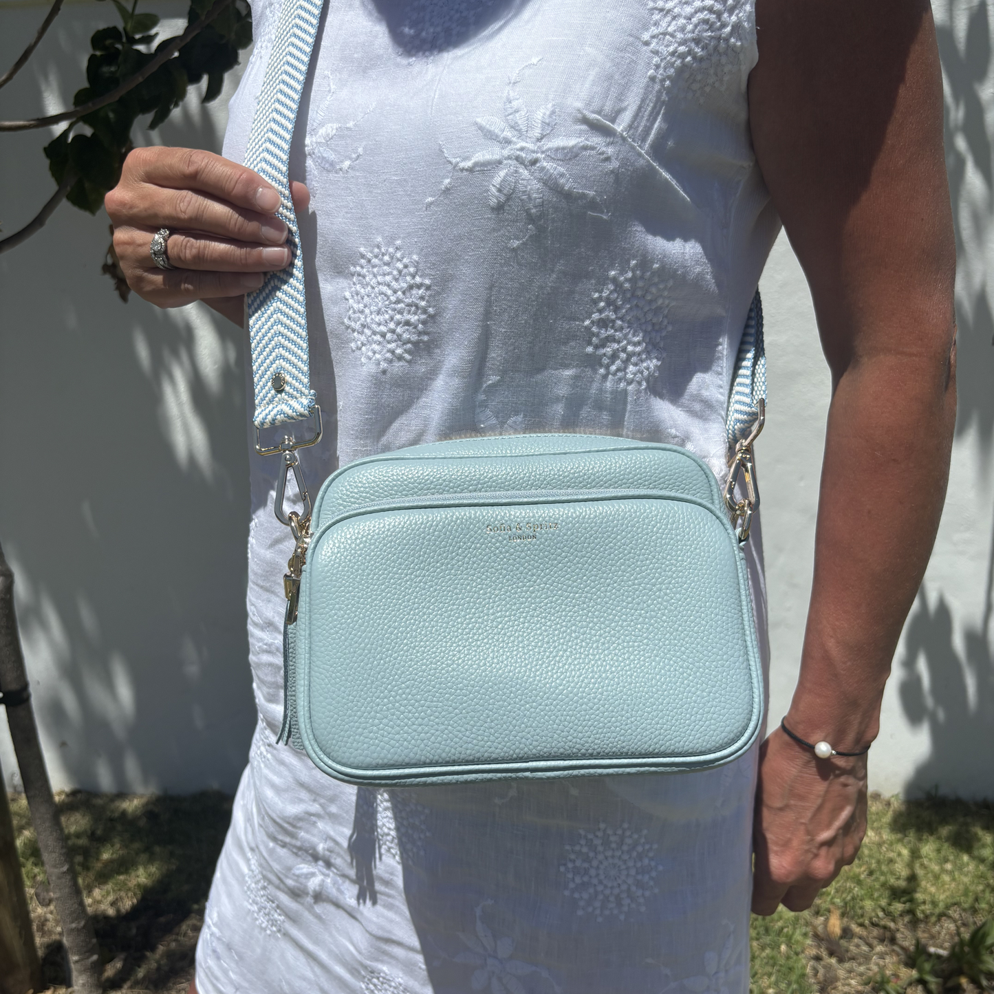 Bolso bandolera Alba azul cielo – elegante, de uso diario y con manos libres