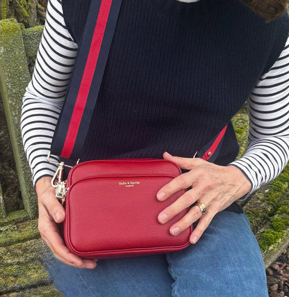 Bolso bandolera Alba en rojo cereza profundo e intenso
