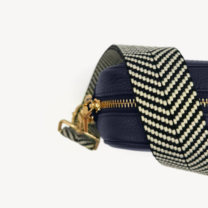 Correa elegante en negro y blanco con diseño chevron