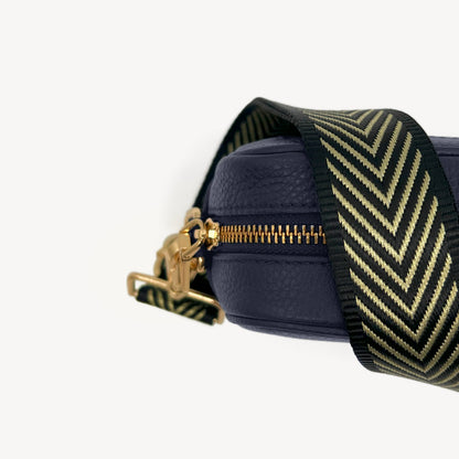 Correa premium en negro y dorado con patrón en chevron - elegante y sofisticada