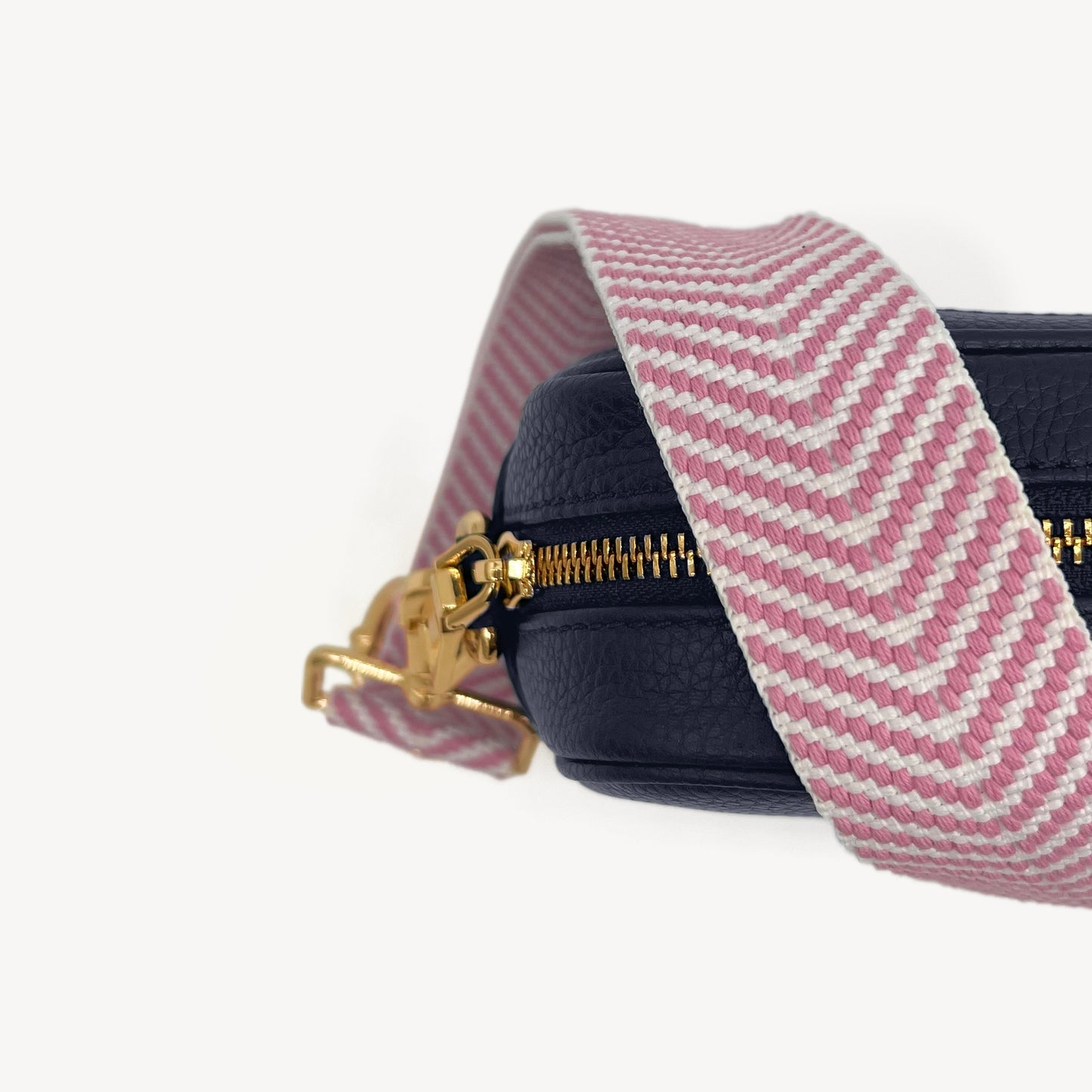 Correa elegante en rosa pálido y blanco con patrón chevron