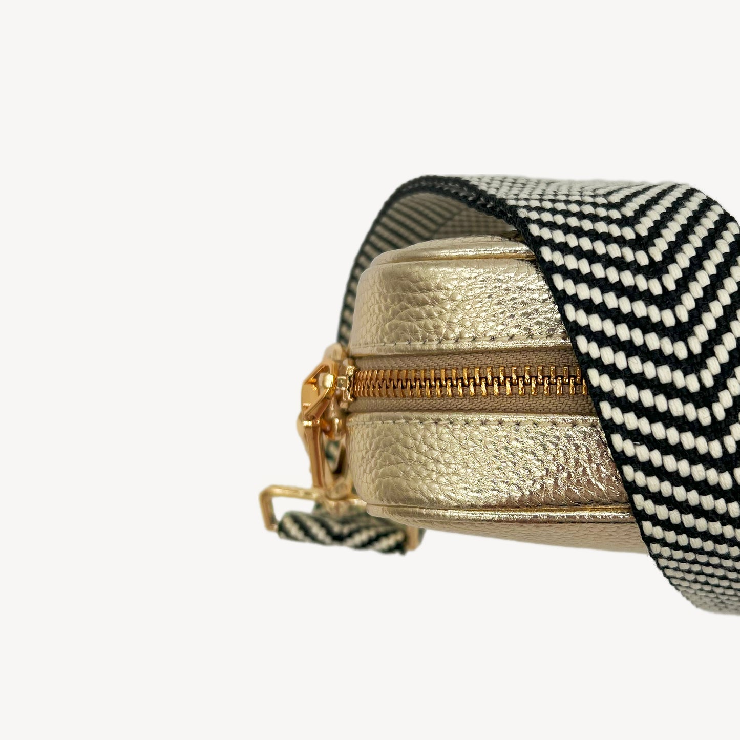 Correa elegante en negro y blanco con diseño chevron
