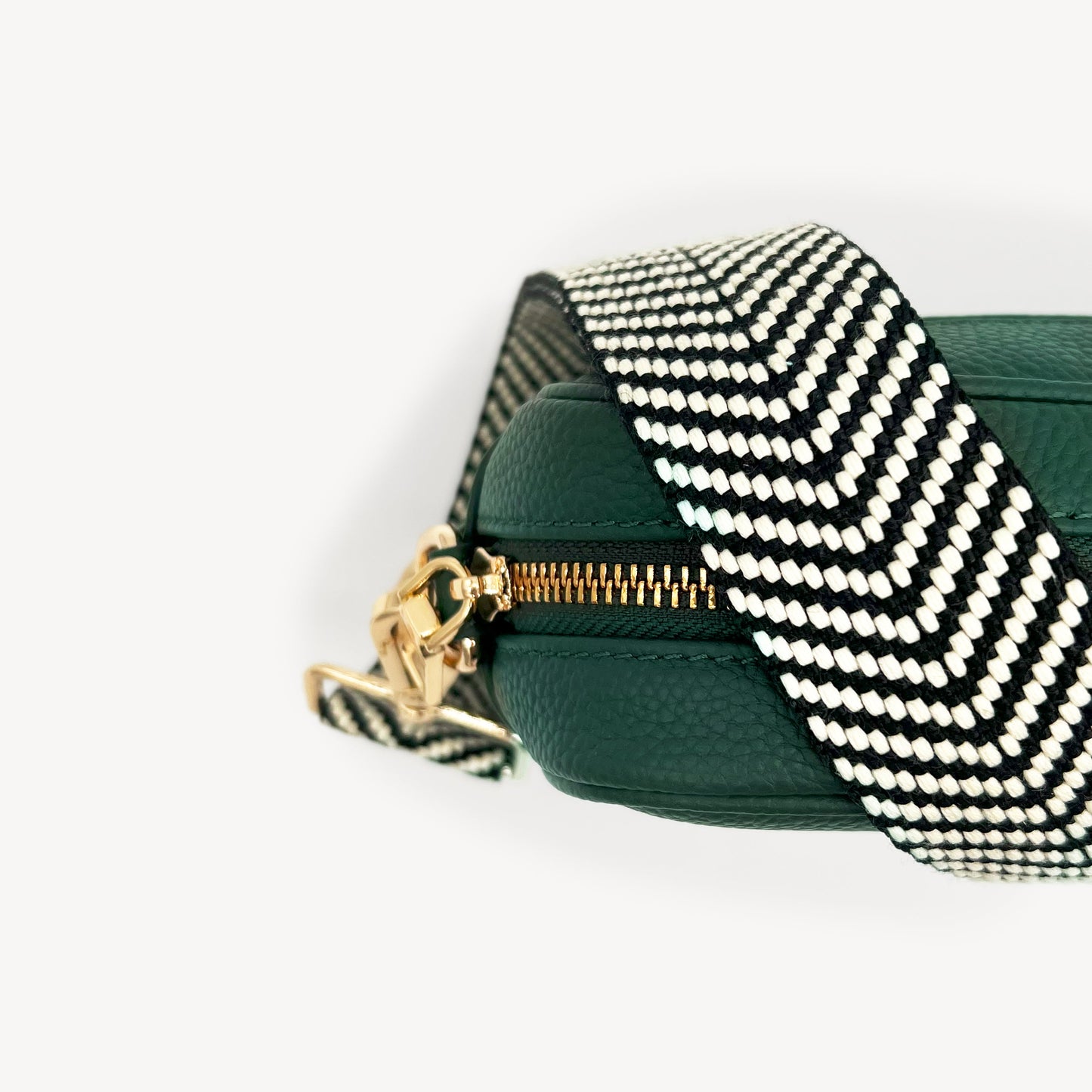 Correa elegante en negro y blanco con diseño chevron