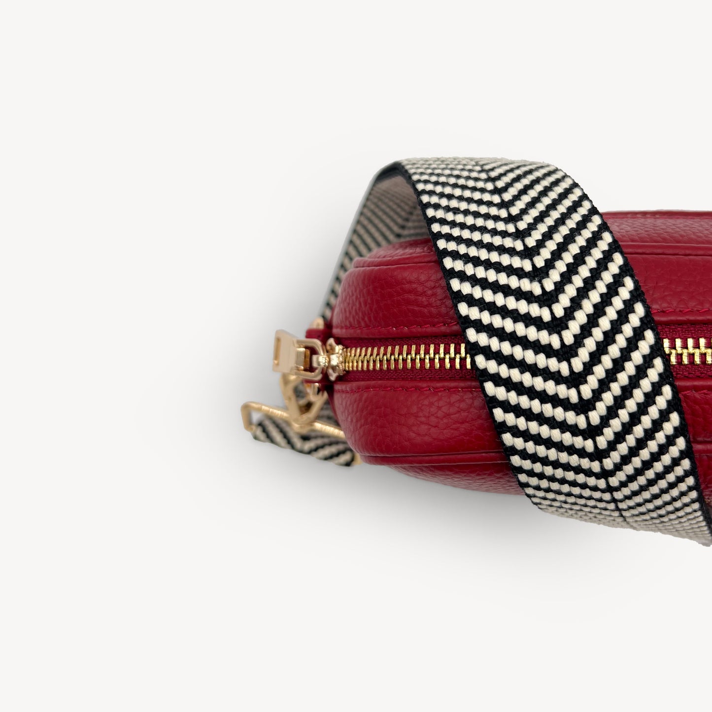 Correa elegante en negro y blanco con diseño chevron