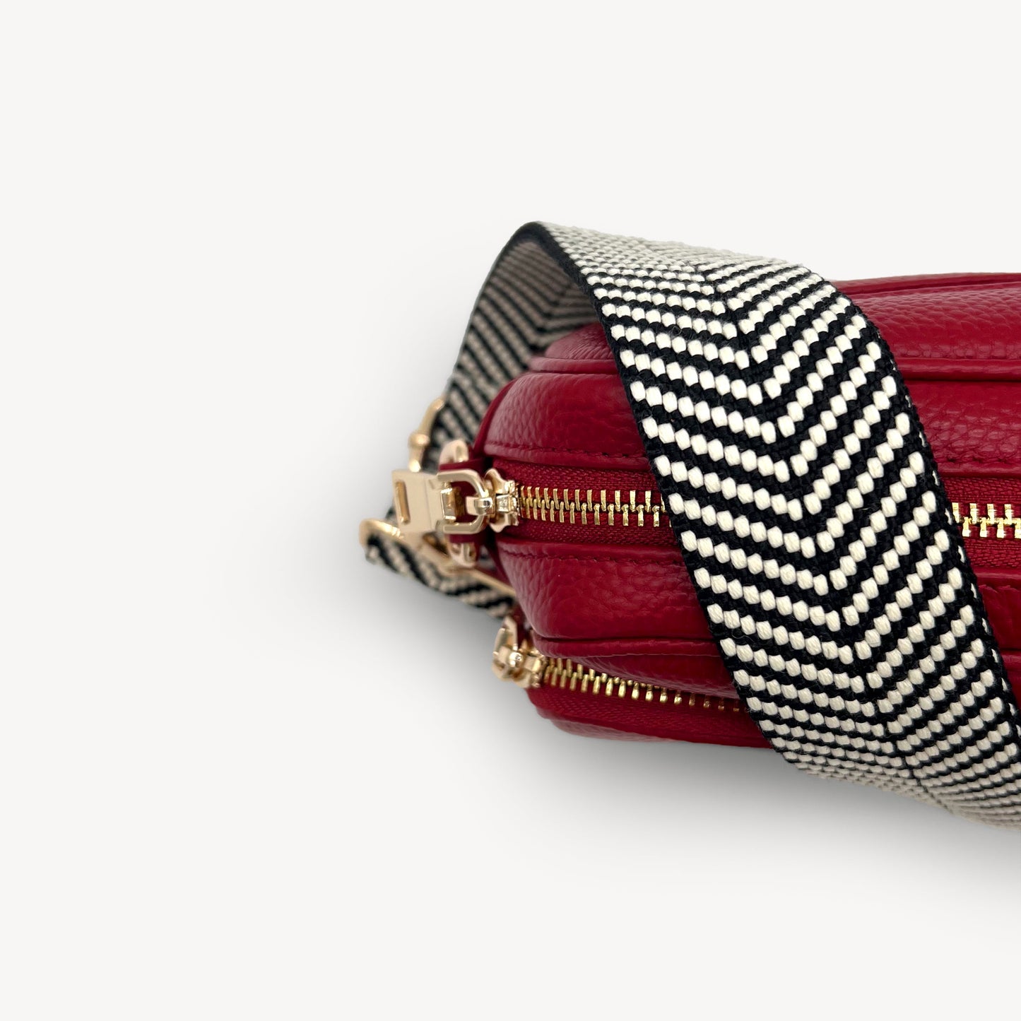 Correa elegante en negro y blanco con diseño chevron