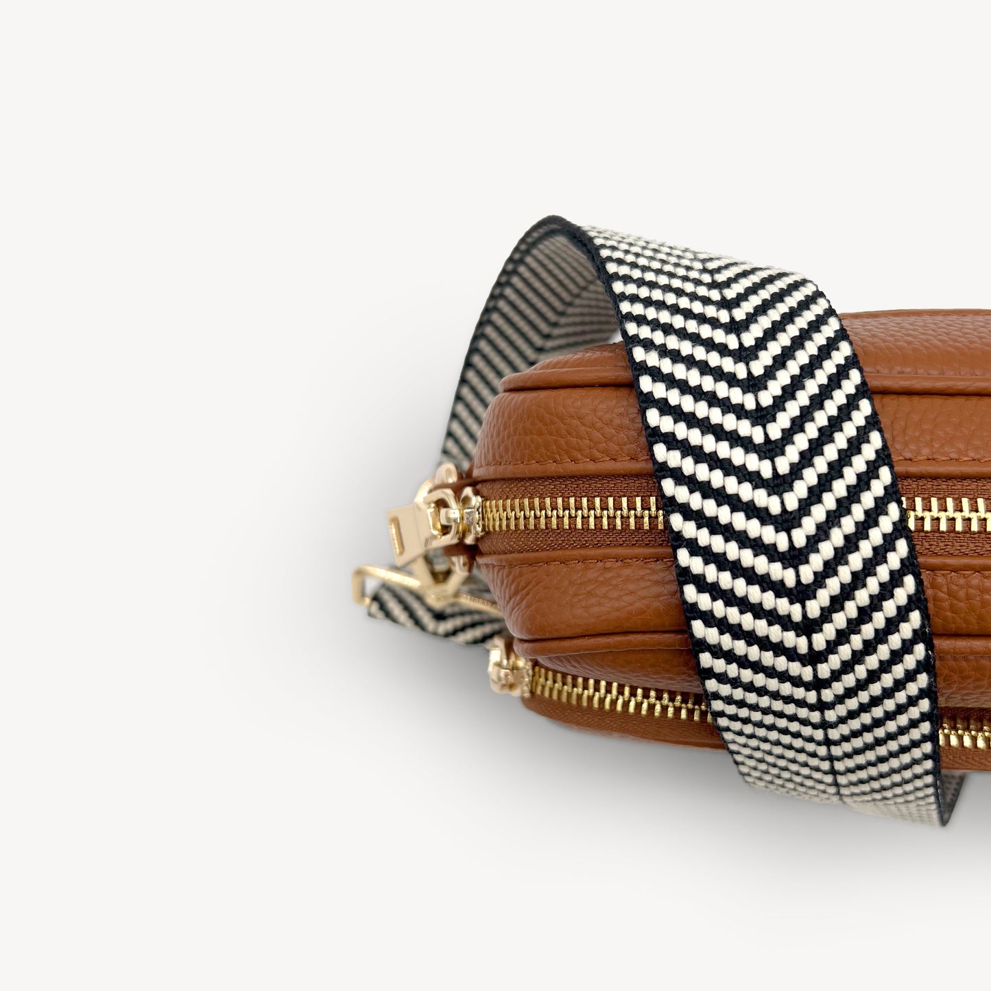 Correa elegante en negro y blanco con diseño chevron