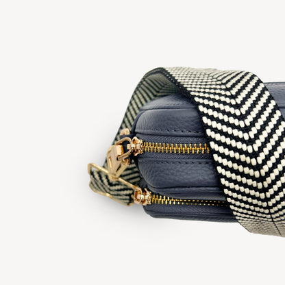 Correa elegante en negro y blanco con diseño chevron