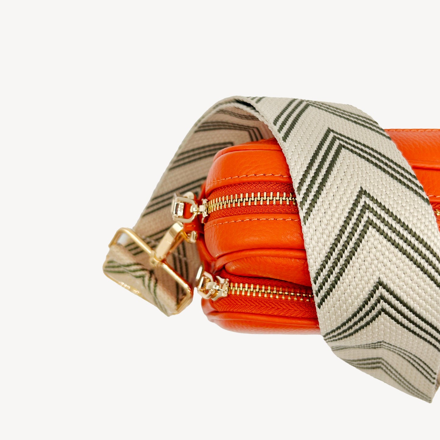 Correa de flecha en verde oliva y piedra — Boho-Chic, accesorio llamativo