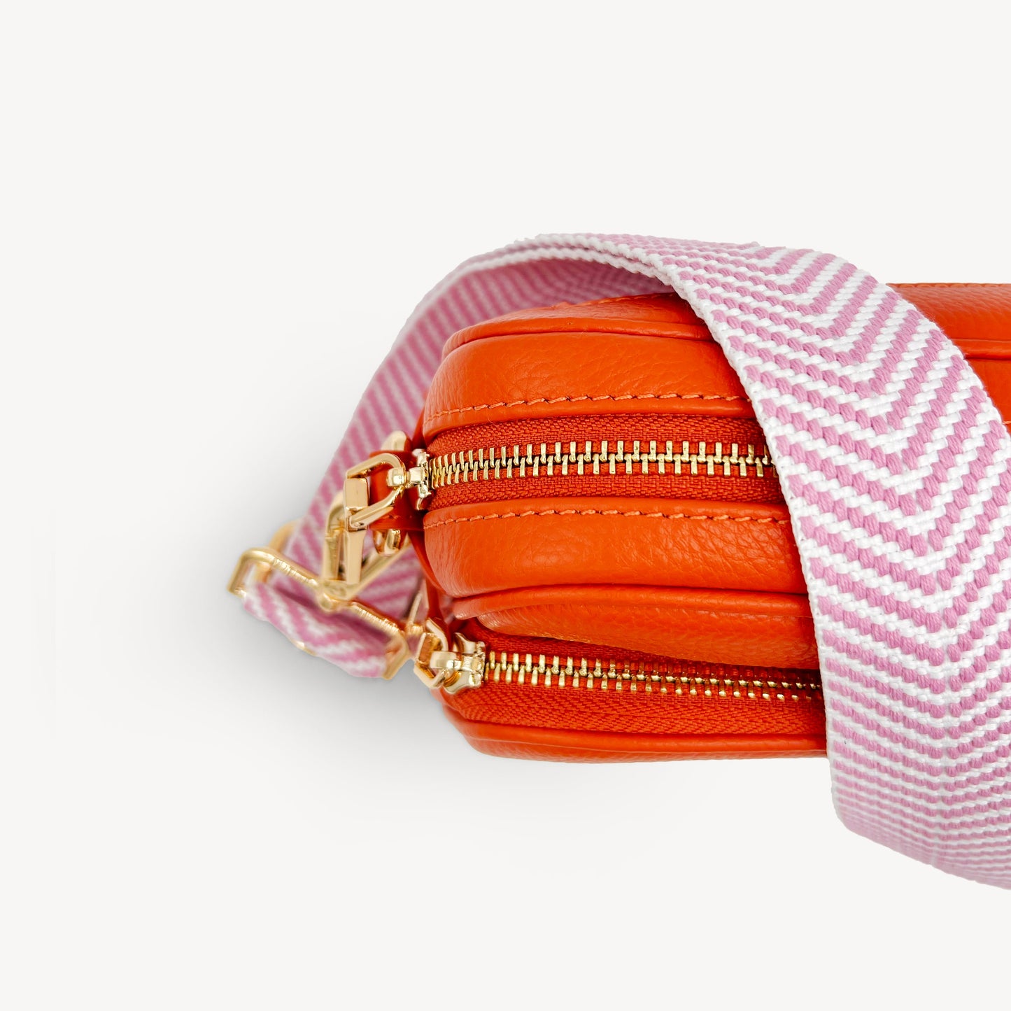 Correa elegante en rosa pálido y blanco con patrón chevron