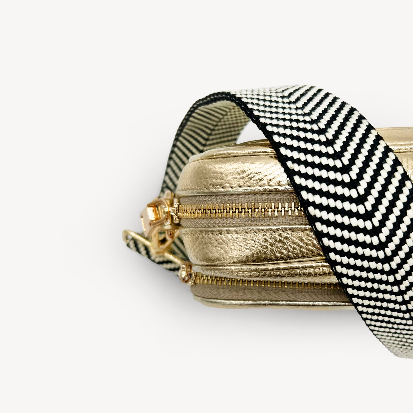 Correa elegante en negro y blanco con diseño chevron