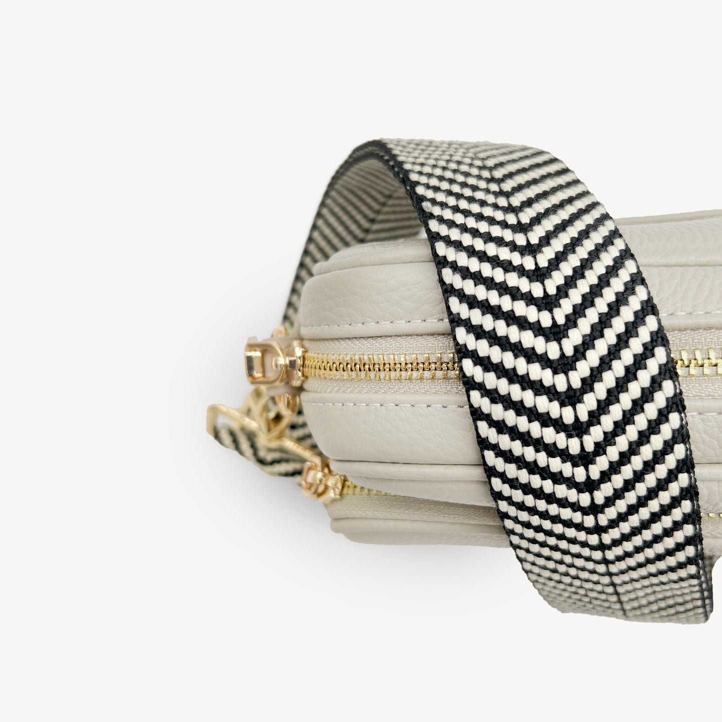 Correa elegante en negro y blanco con diseño chevron