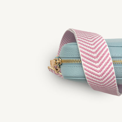 Correa elegante en rosa pálido y blanco con patrón chevron