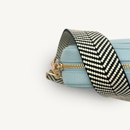 Correa elegante en negro y blanco con diseño chevron