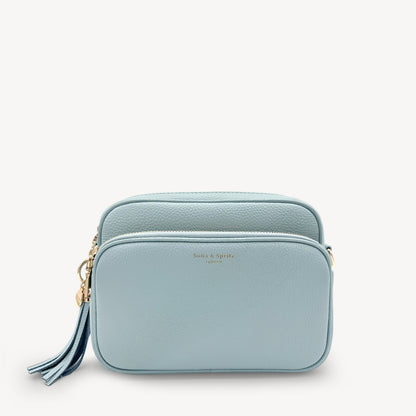Bolso bandolera Alba azul cielo – elegante, de uso diario y con manos libres