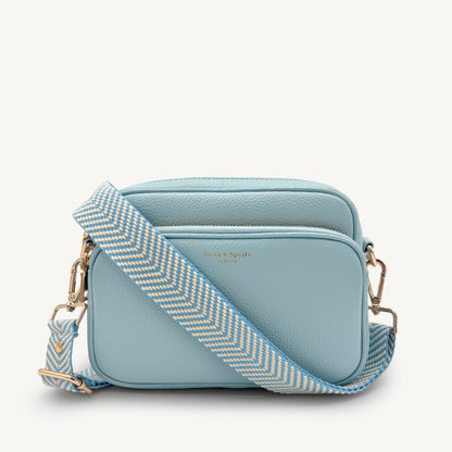 Bolso bandolera Alba azul cielo – elegante, de uso diario y con manos libres