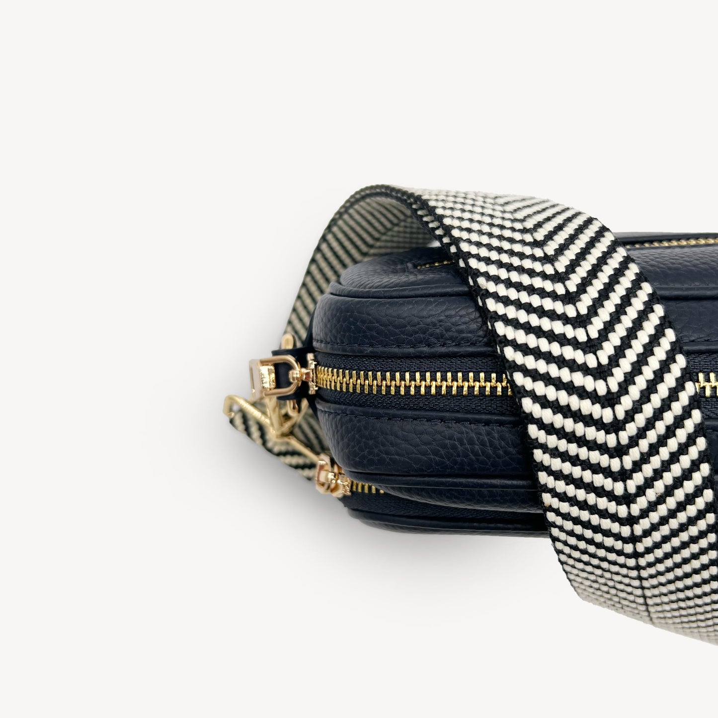 Correa elegante en negro y blanco con diseño chevron