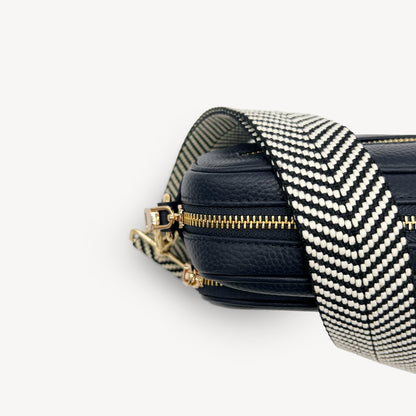 Correa elegante en negro y blanco con diseño chevron