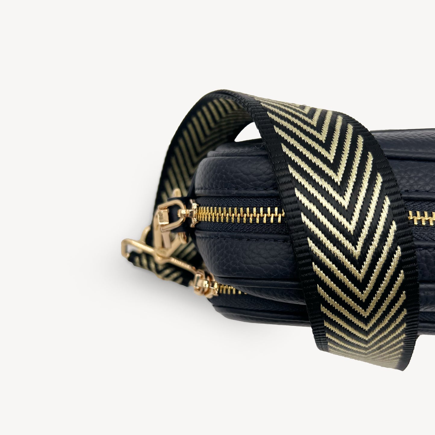 Correa premium en negro y dorado con patrón en chevron - elegante y sofisticada