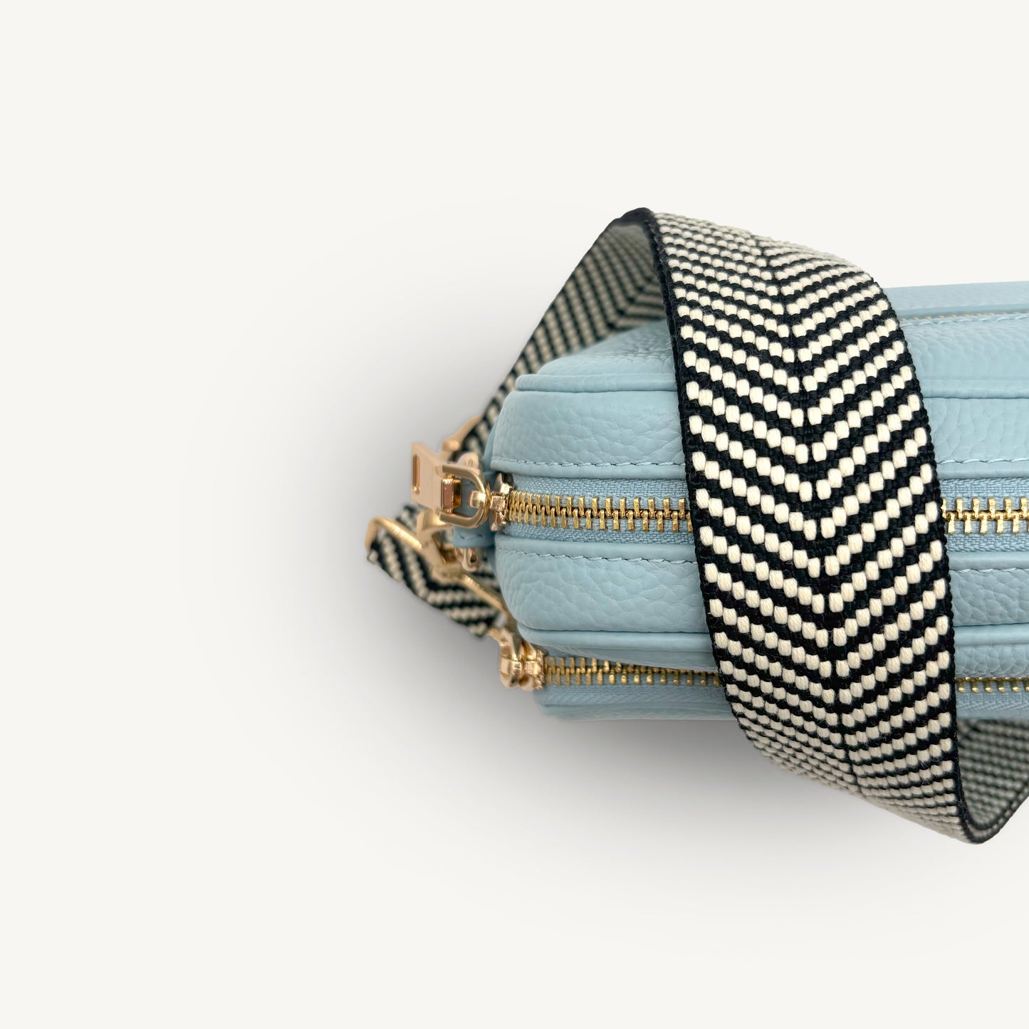 Correa elegante en negro y blanco con diseño chevron