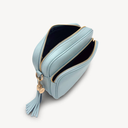 Bolso bandolera Alba azul cielo – elegante, de uso diario y con manos libres