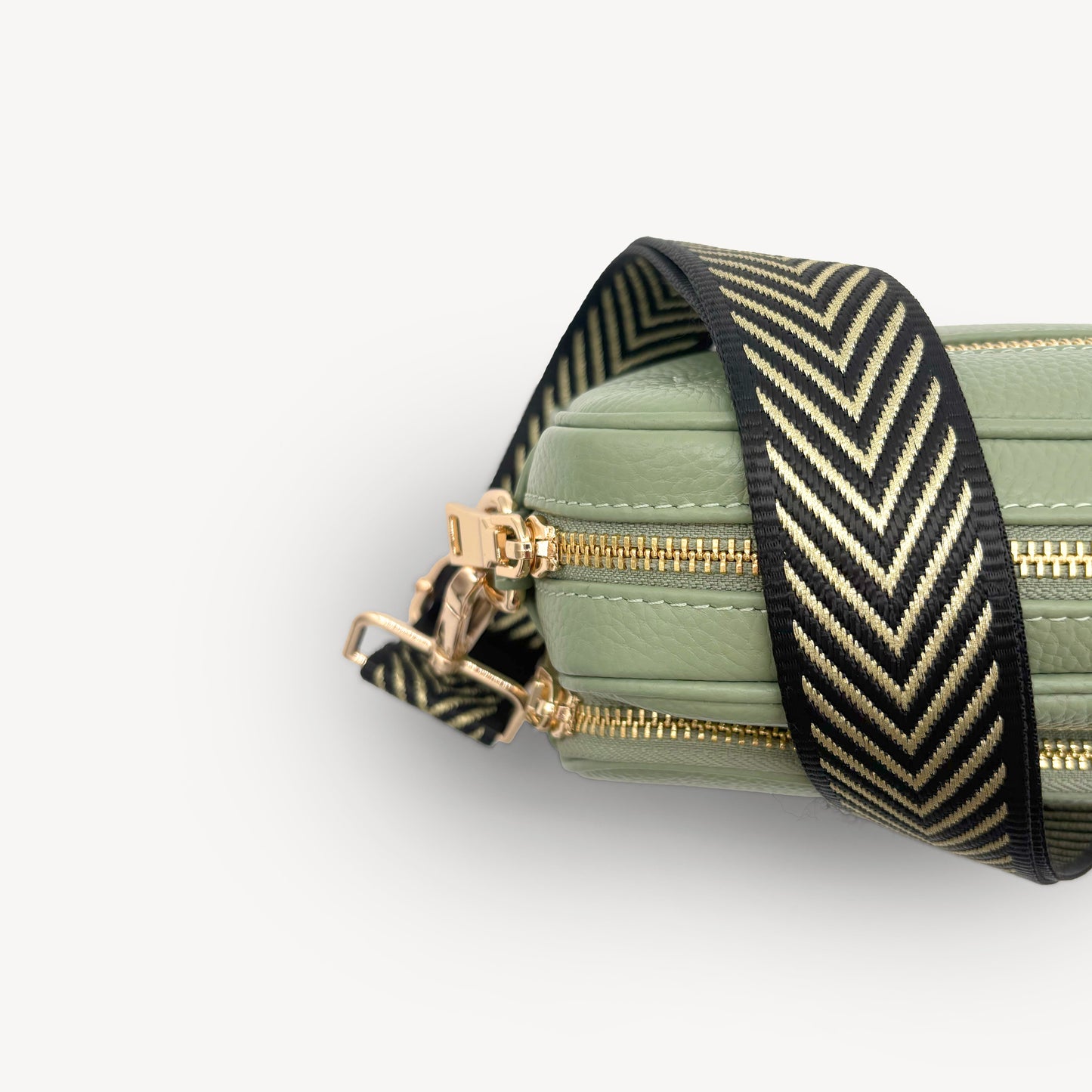 Correa premium en negro y dorado con patrón en chevron - elegante y sofisticada