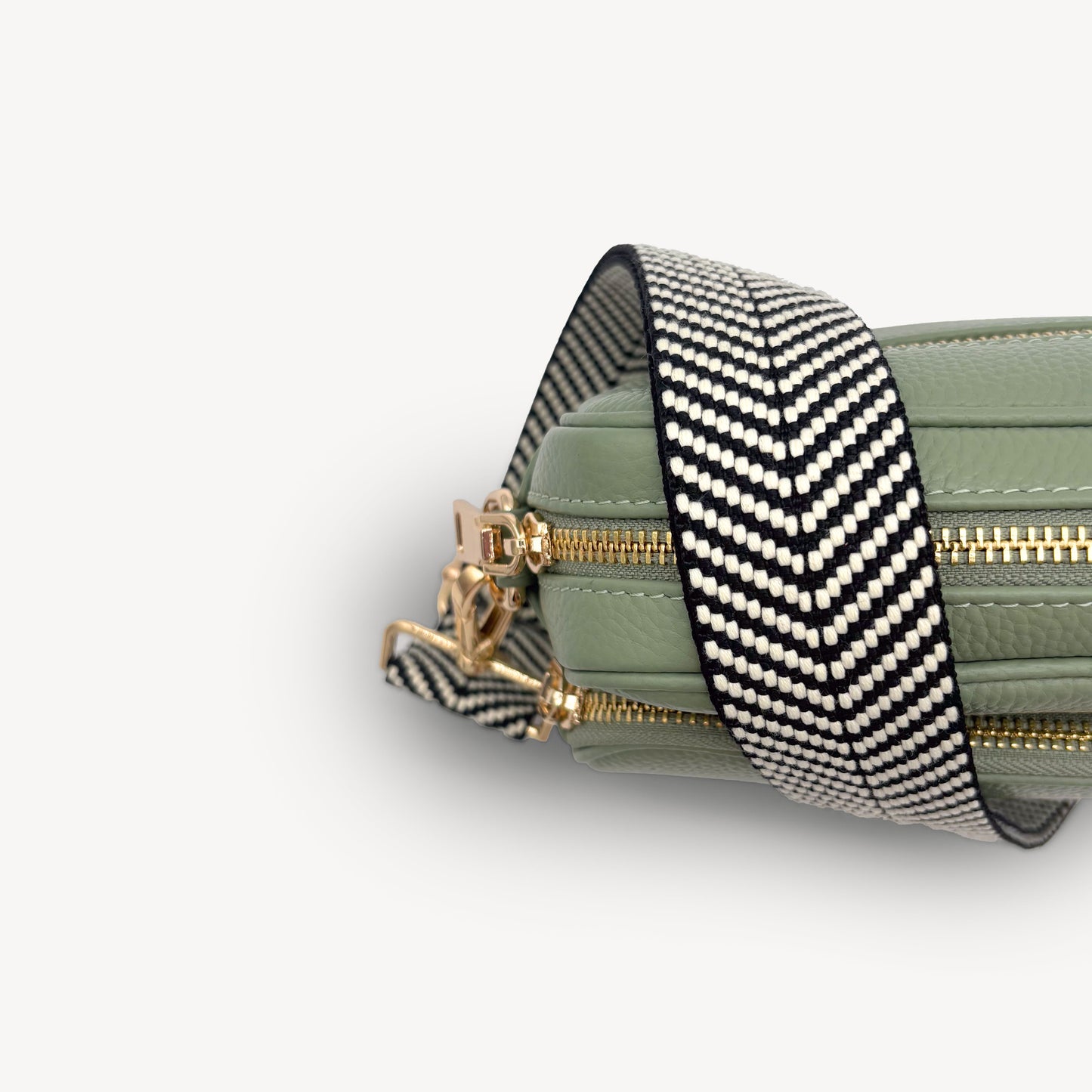 Correa elegante en negro y blanco con diseño chevron