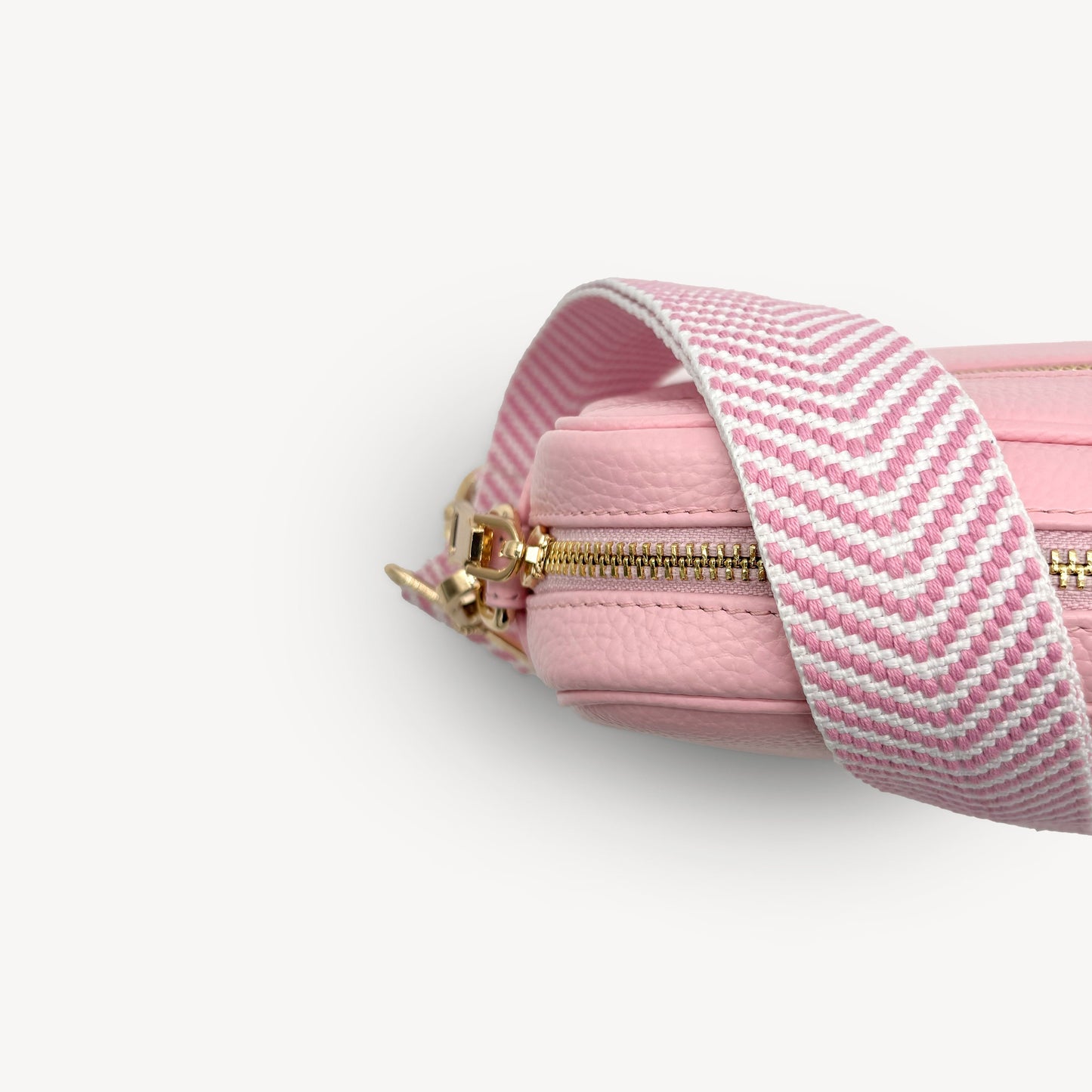Correa elegante en rosa pálido y blanco con patrón chevron
