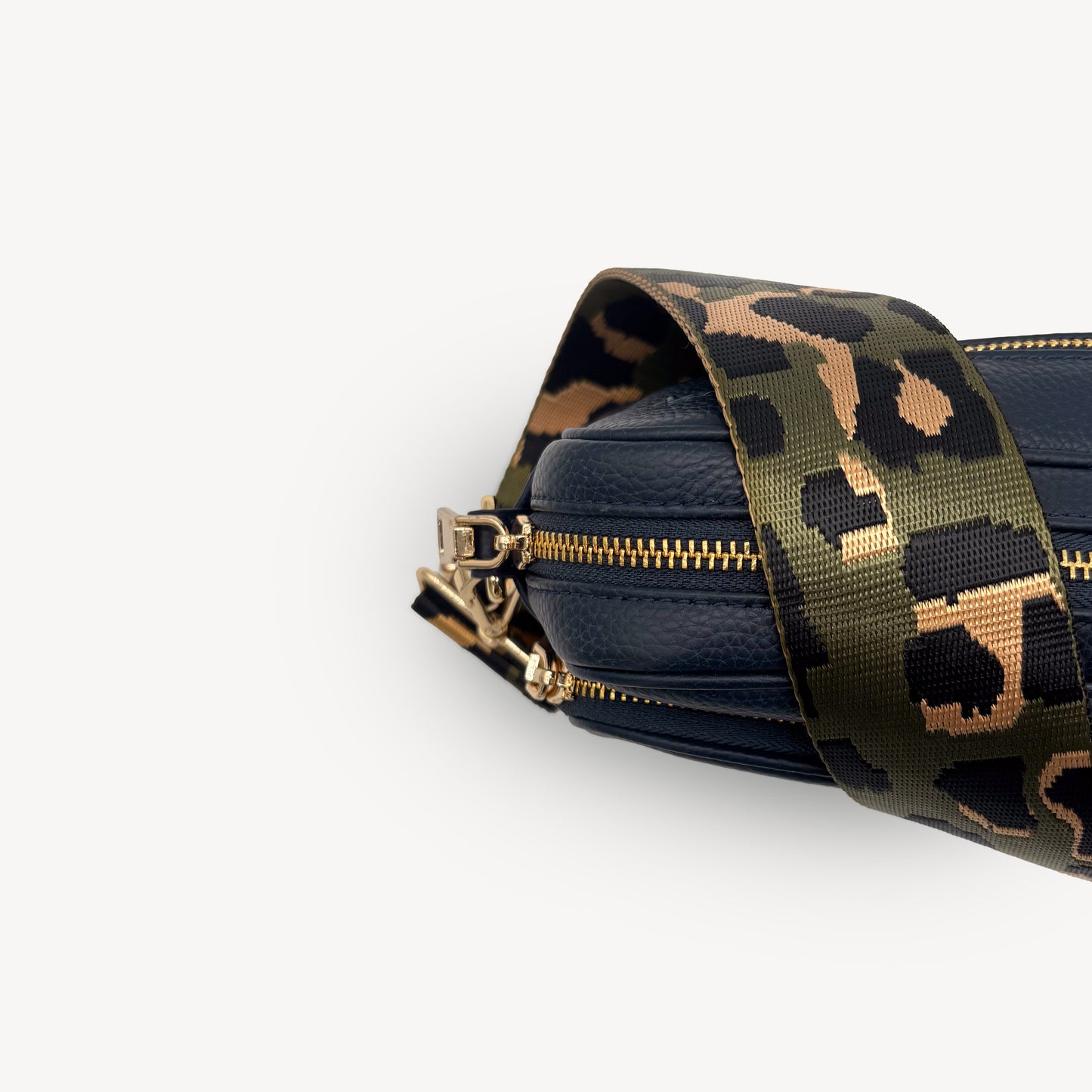 Correa de lujo verde oliva y dorada con estampado de leopardo
