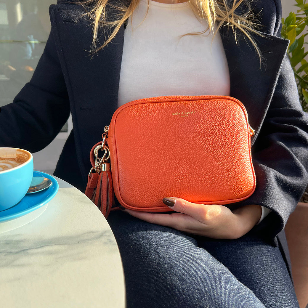 Bolso bandolera Lyla en color naranja - Elegante y compacto, imprescindible para el día a día.
