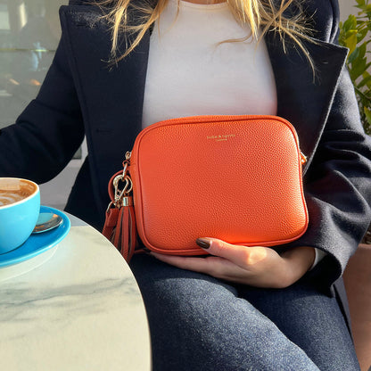Bolso bandolera Lyla en color naranja - Elegante y compacto, imprescindible para el día a día.