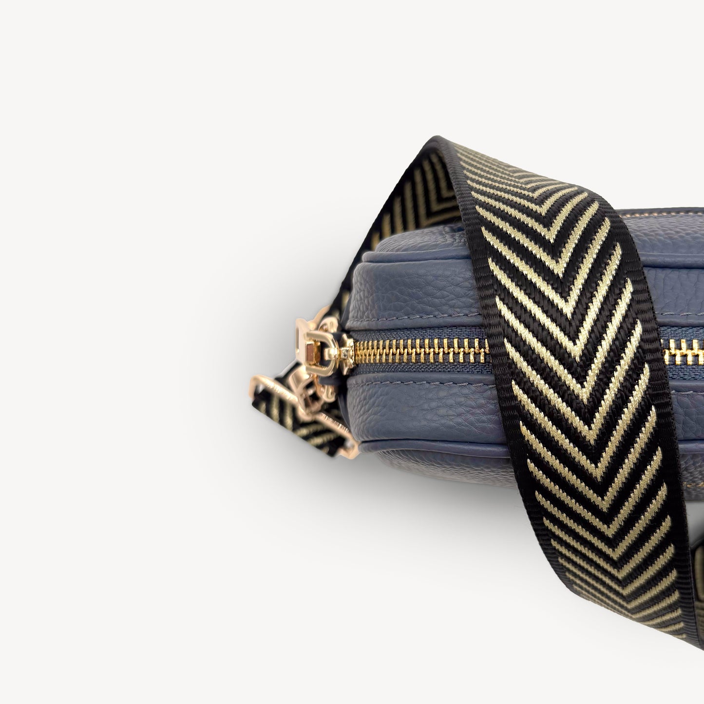Correa premium en negro y dorado con patrón en chevron - elegante y sofisticada
