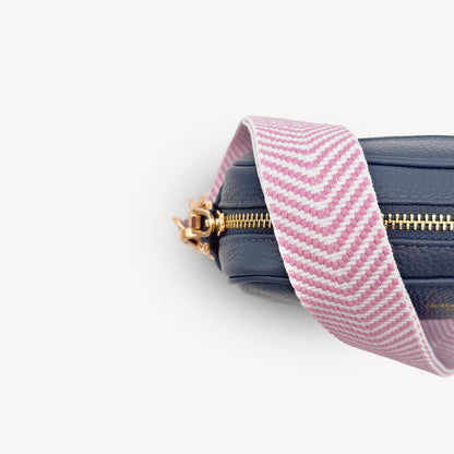 Correa elegante en rosa pálido y blanco con patrón chevron