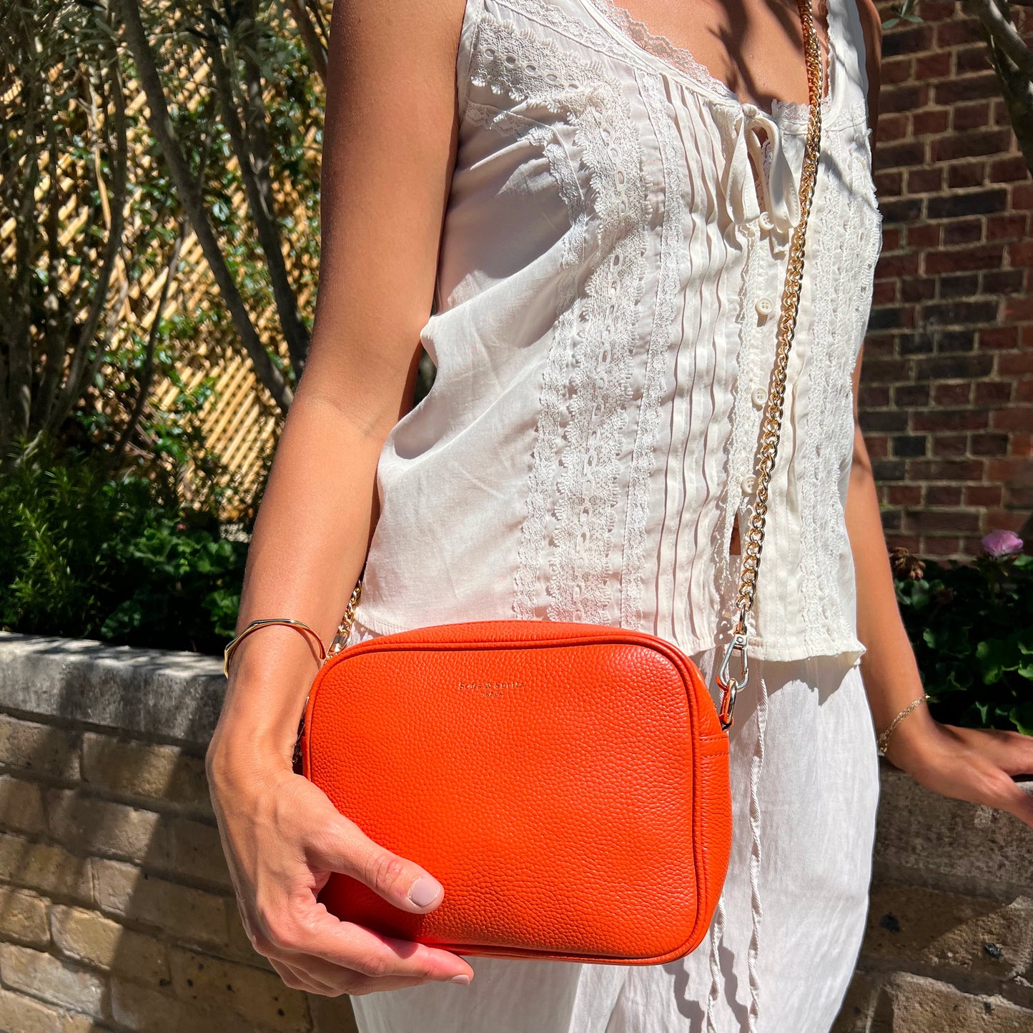 Bolso bandolera Lyla en color naranja - Elegante y compacto, imprescindible para el día a día.