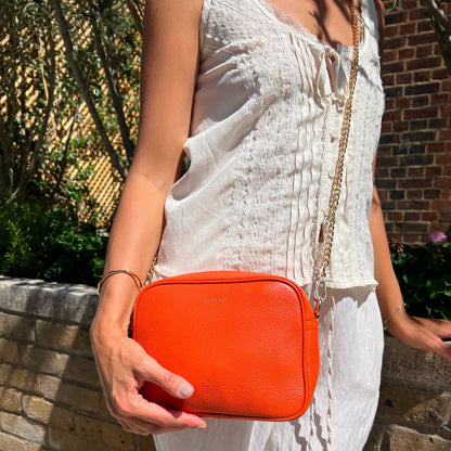 Bolso bandolera Lyla en color naranja - Elegante y compacto, imprescindible para el día a día.