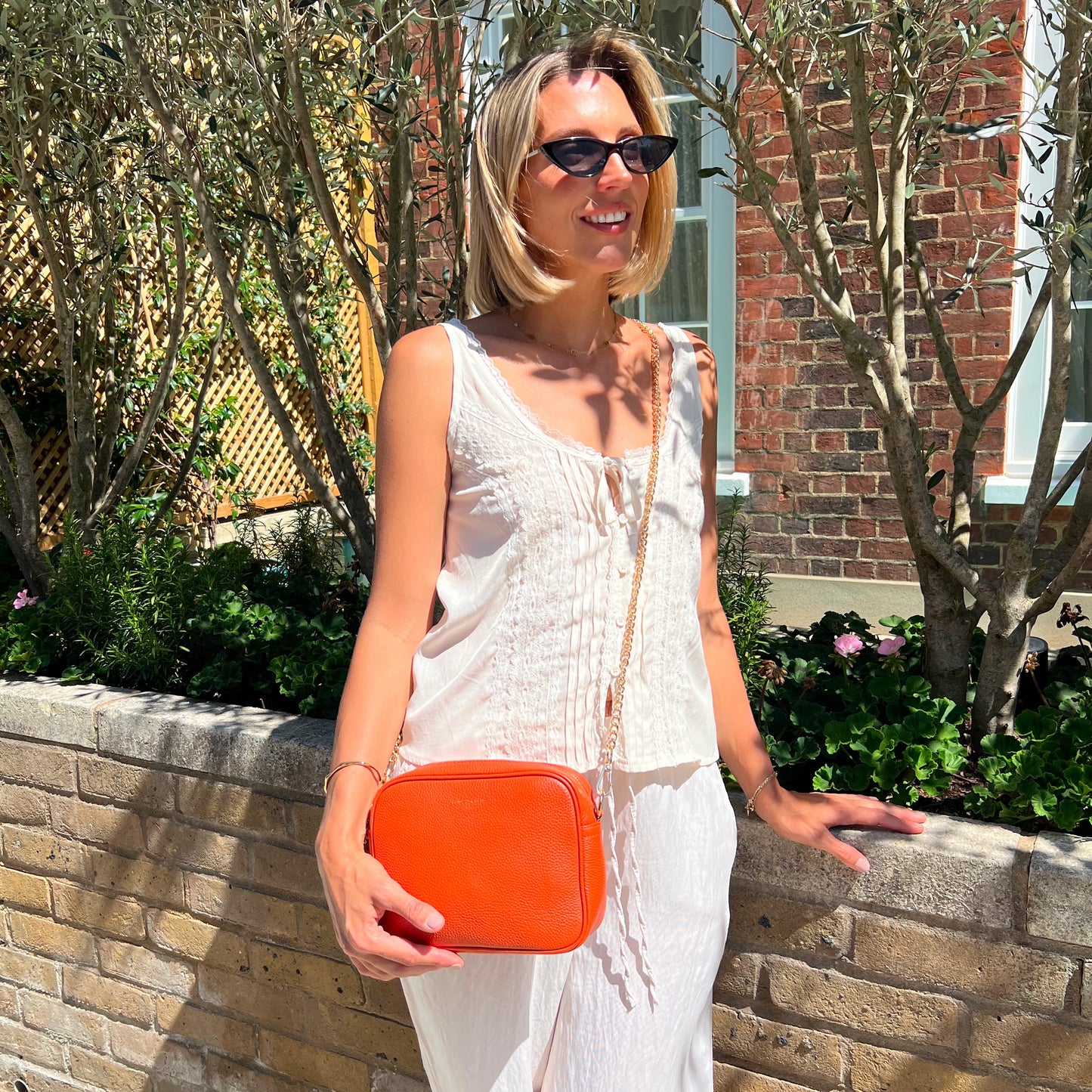 Bolso bandolera Lyla en color naranja - Elegante y compacto, imprescindible para el día a día.