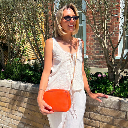 Bolso bandolera Lyla en color naranja - Elegante y compacto, imprescindible para el día a día.