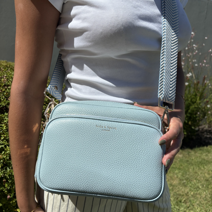 Bolso bandolera Alba azul cielo – elegante, de uso diario y con manos libres