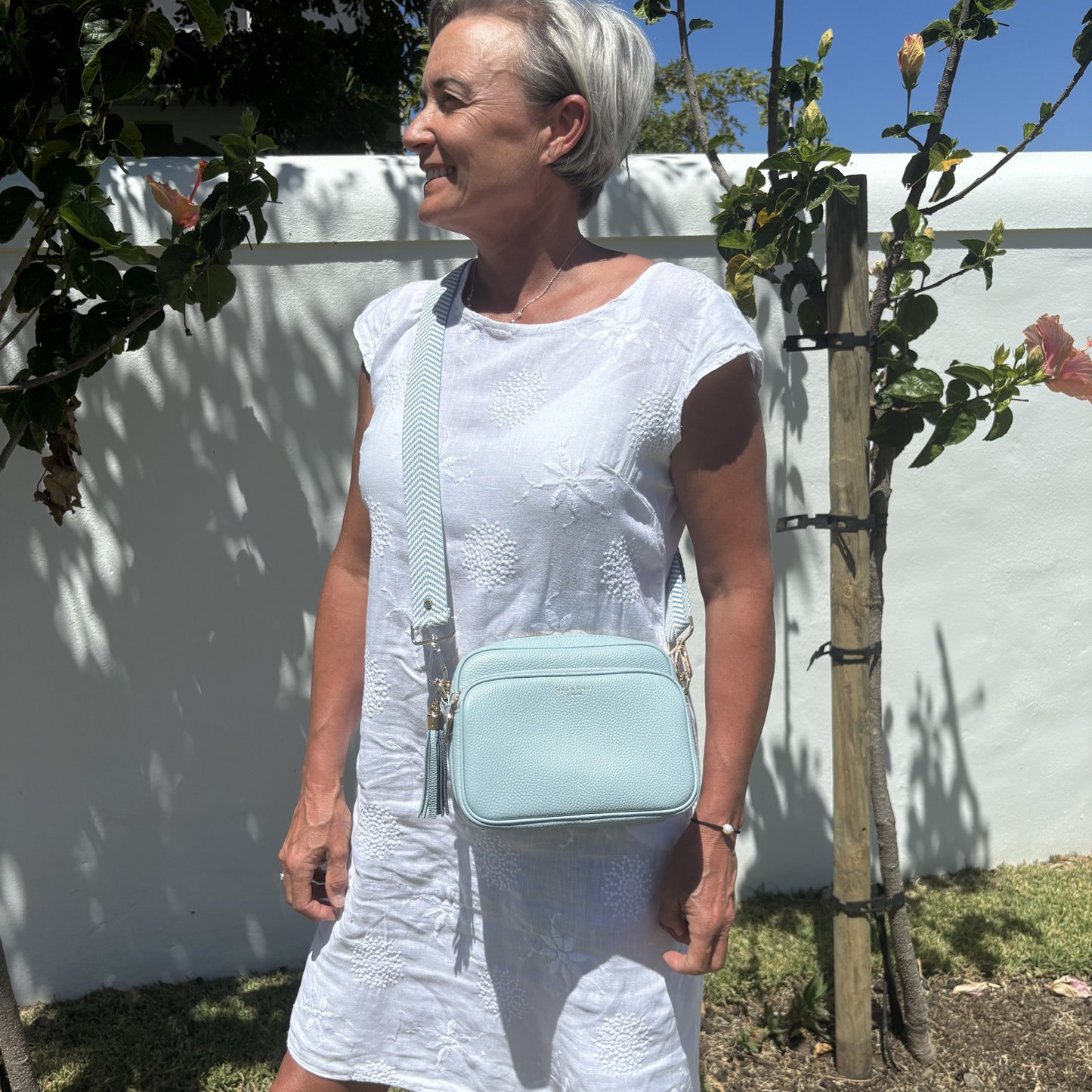 Bolso bandolera Alba azul cielo – elegante, de uso diario y con manos libres