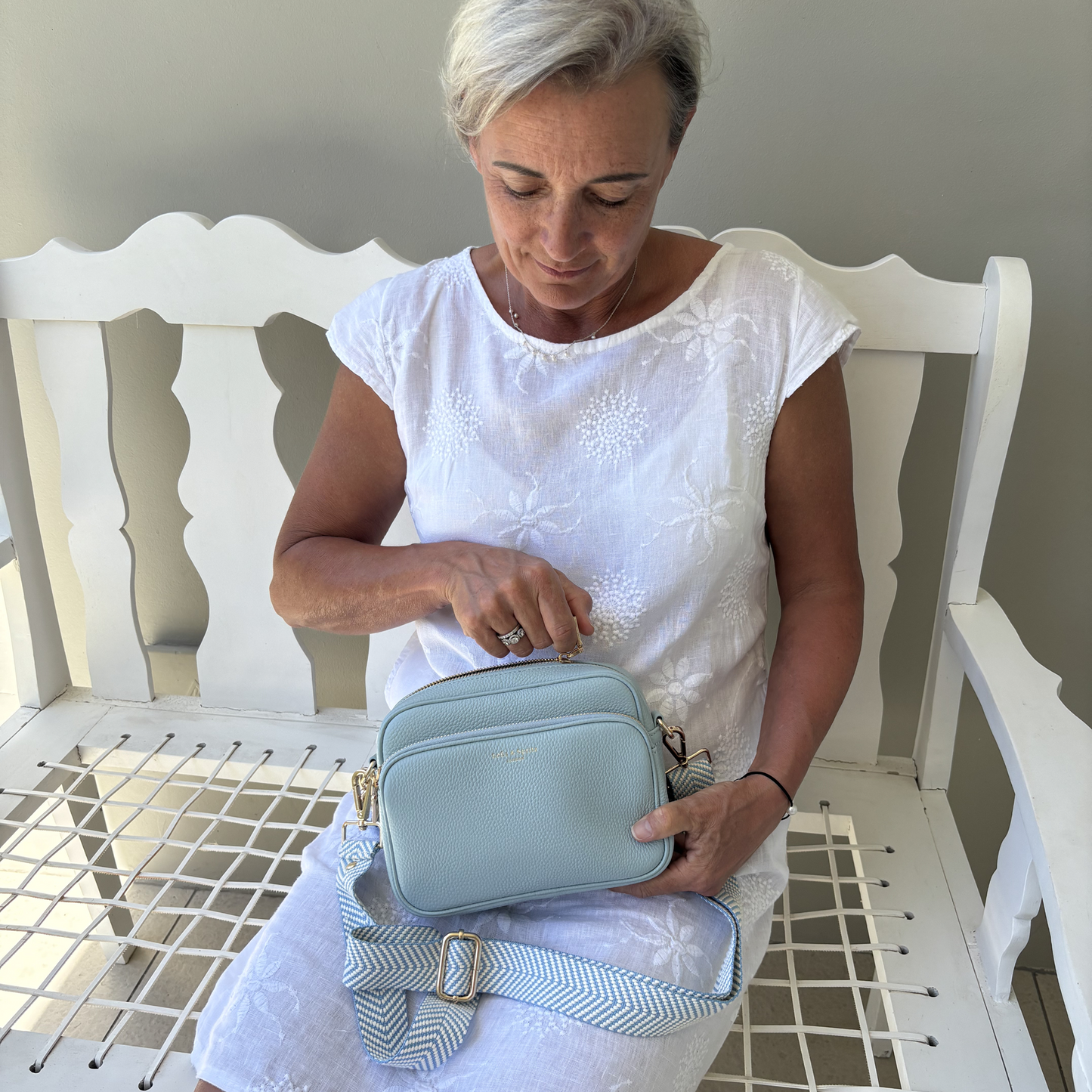 Bolso bandolera Alba azul cielo – elegante, de uso diario y con manos libres