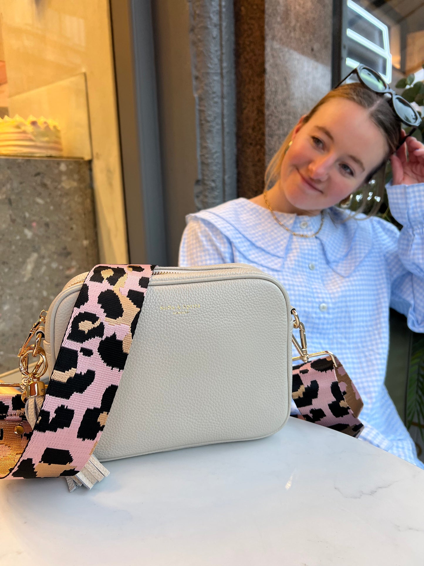 Correa elegante rosa pálido y dorado con estampado de leopardo