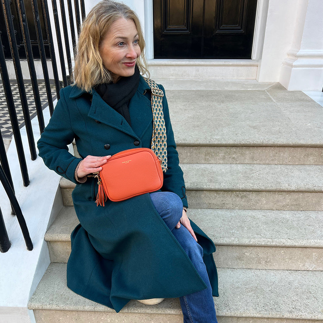 Bolso bandolera Lyla en color naranja - Elegante y compacto, imprescindible para el día a día.