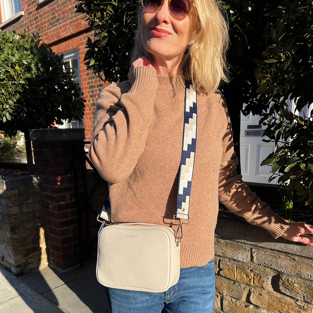 Bolso bandolera Lyla en tono piedra - elegante, imprescindible para el día a día