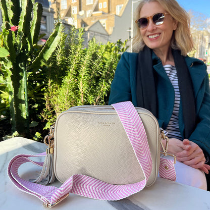 Bolso bandolera Lyla en tono piedra - elegante, imprescindible para el día a día