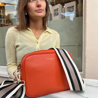 Bolso bandolera Lyla en color naranja - Elegante y compacto, imprescindible para el día a día.