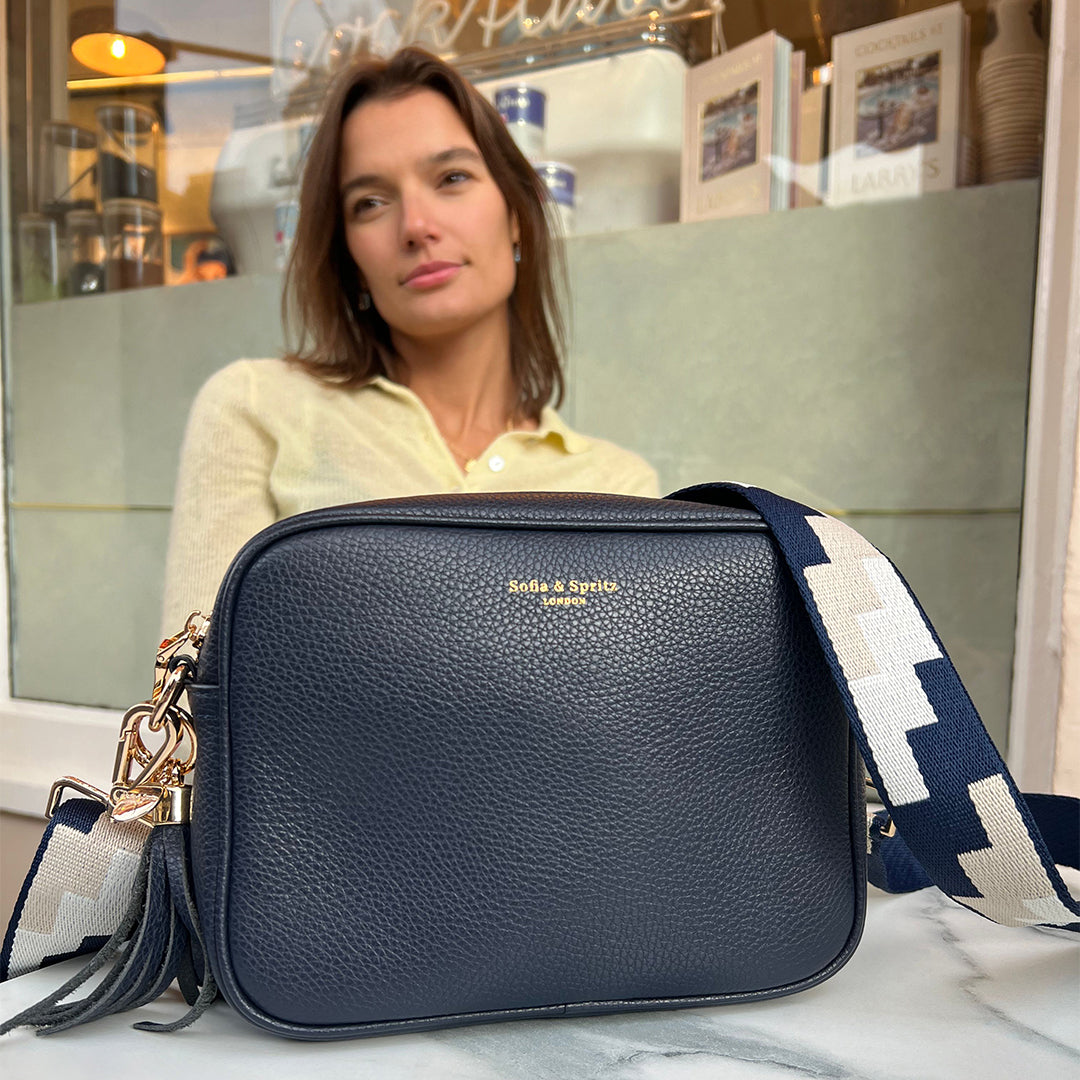 Lyla Bolso Bandolera en Azul Marino - Elegante, imprescindible diario con las manos libres