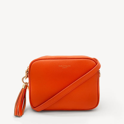Bolso bandolera Lyla en color naranja - Elegante y compacto, imprescindible para el día a día.