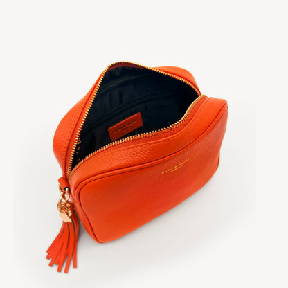 Bolso bandolera Lyla en color naranja - Elegante y compacto, imprescindible para el día a día.