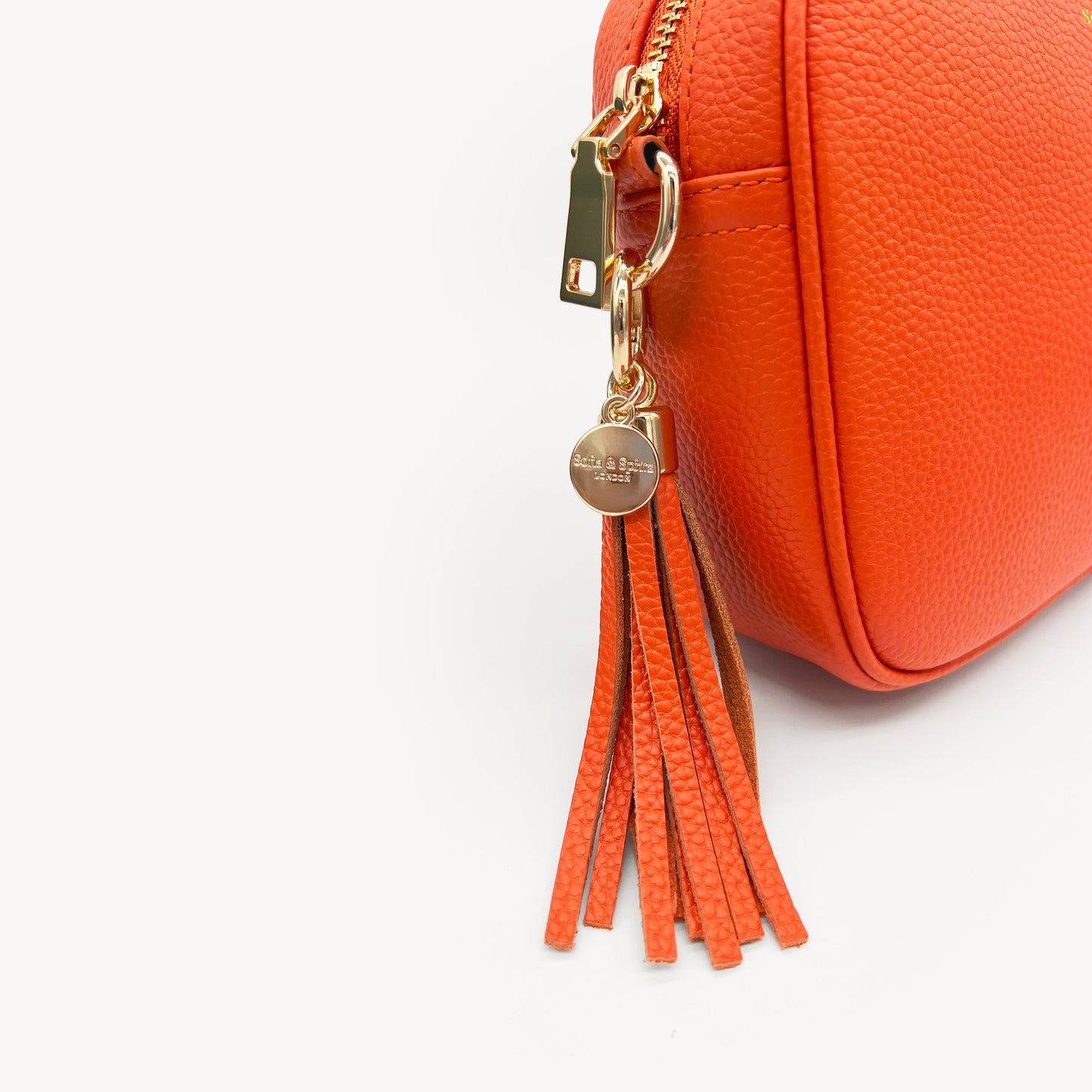 Bolso bandolera Lyla en color naranja - Elegante y compacto, imprescindible para el día a día.