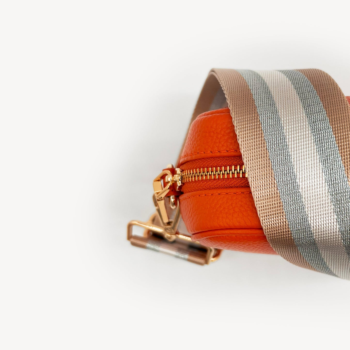 Correa a rayas champán y plata — accesorio lujoso y elegante